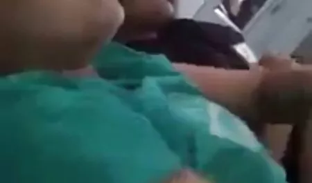 A barna anya lánya sex egyszerre két srácot szar.