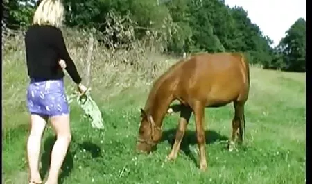 Hármasban egy szexi érett nő harisnya amatőr sexvideo