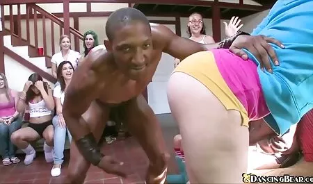 Domináns felesége látja, hogy a duci sex videok férje kibaszott egy lány a seggét