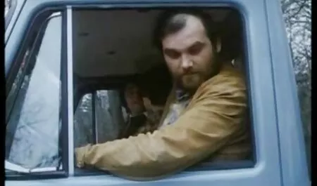 Busty babe baszik ujjait a szex mobilra szűk rózsaszín punci