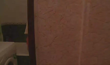 A alvosex szőke lánynak intenzív orgazmusa van.