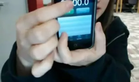 Busty babe maszturbál a kamera előtt. szopós pornó