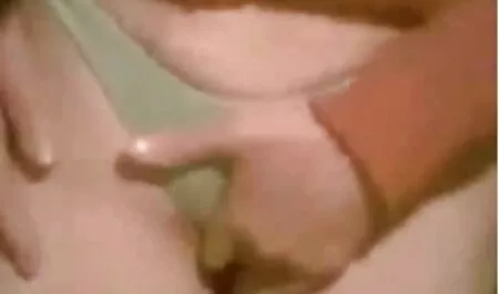 Lila vibrátor baszik rá szét baszva szűk punci