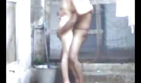 A diák orális szexet folytat a fürdőszobában. sexvideok magyarul