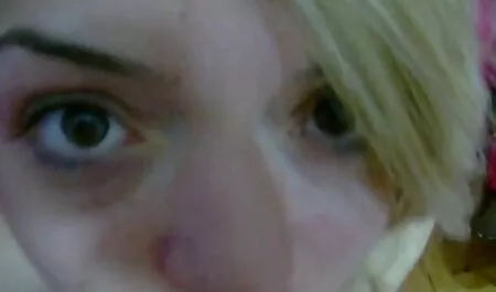 Sarah erőszak porno video baszik rá punci