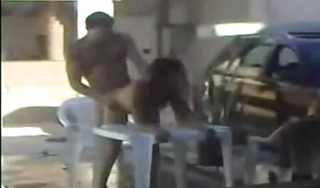 Szöszi Hanks részeg szex videok MAB játszik a csöves a kocsiban